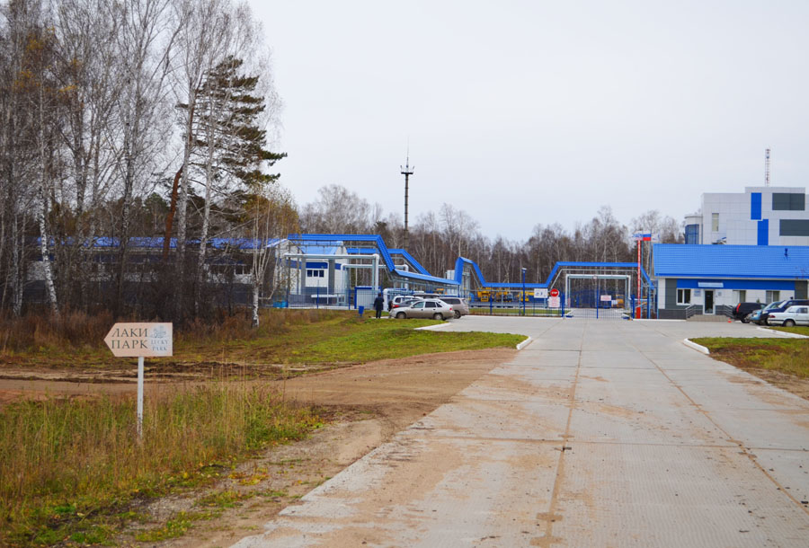 По этой же дороге находится управление магистральных газопроводов Газпрома. Перед ним поворачиваем налево по указателю.